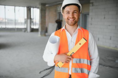Ciddi inşaat mühendisi ile çalışan bir mimar builder eğitim yerleşim planı odaların portresi, makaleler şantiye, inşaat ve ev yenileme, profesyonel Foreman'ın iş yerinde