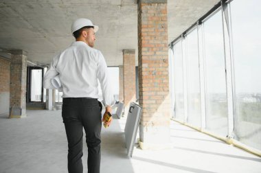 yakışıklı bir mühendis portresi