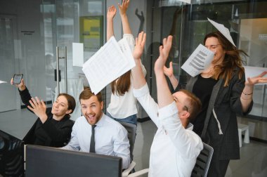 Marketin yanında duran genç kadın elinde bir paket yiyecekle.