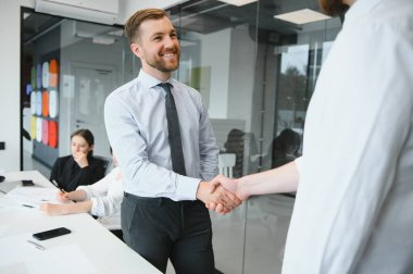 Modern ofisteki takım toplantısında bir grup iş ortağı. Takım çalışması konsepti.