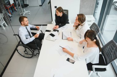 Kurumsal iş ekibi ve modern ofiste büyük pencereli bir toplantıda. Yüksek kalite fotoğraf.