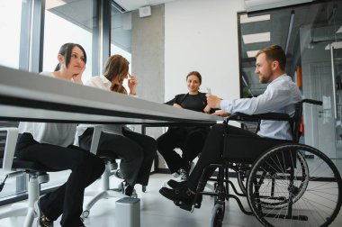 Şirket iş adamları ve modern ofiste panoramik pencereli bir toplantı odasında yönetici. İş konsepti.