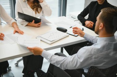 Modern ofisteki takım toplantısında bir grup iş ortağı. Takım çalışması konsepti.