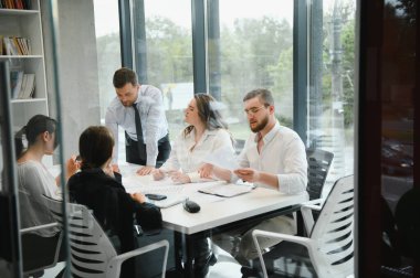 Ofiste proje üzerinde çalışan iş adamları.