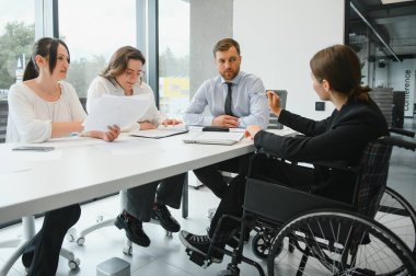 Şirket iş adamları ve modern ofiste panoramik pencereli bir toplantı odasında yönetici. İş konsepti.