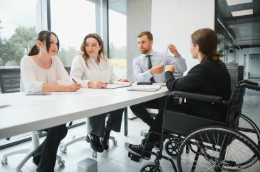 Ofiste proje üzerinde çalışan iş adamları.