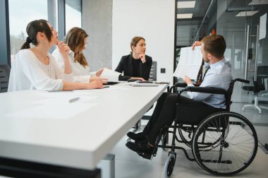 Kendine güvenen ve başarılı bir takım. Ofiste birlikte çalışan bir grup insan. Bulanık arkaplan.