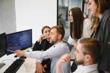 İşadamları ve iş kadınları hisse senedi brokerleri ofiste çalışma grubu