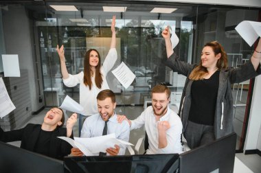 Marketin yanında duran genç kadın elinde bir paket yiyecekle.