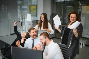 İşadamları ve iş kadınları hisse senedi brokerleri ofiste çalışma grubu