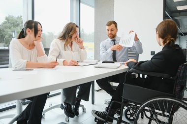 Modern ofisteki takım toplantısında bir grup iş ortağı. Takım çalışması konsepti.