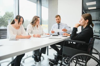 Modern ofisteki takım toplantısında bir grup iş ortağı. Takım çalışması konsepti.