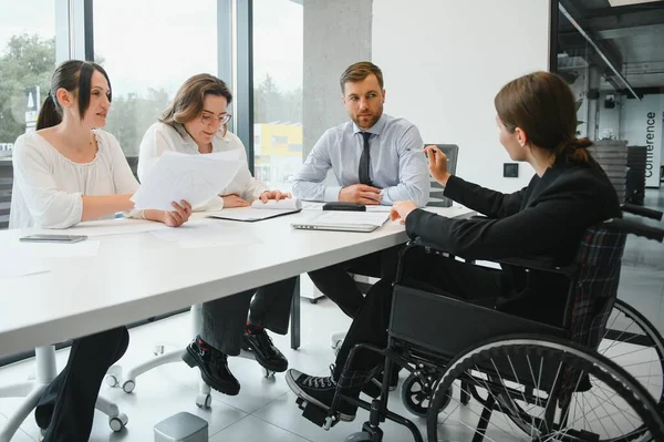 Şirket iş adamları ve modern ofiste panoramik pencereli bir toplantı odasında yönetici. İş konsepti.