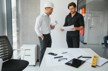 Mühendis ya da mimar takım çalışması. İnşaat projesi üzerinde çalışıyorlar. İnşaat konsepti