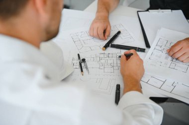 equipo de arquitectos de grupo en el sitio de construciton revisar documentos y flujo de trabajo empresarial.