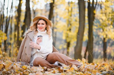 sonbahar Park'ta güzel bir kadın