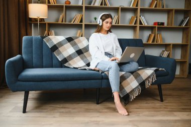 Neşeli, çekici bir insanın uzun bir portresi. Oturup netbook okuyarak evde çalışmanın keyfi yerine geliyor..