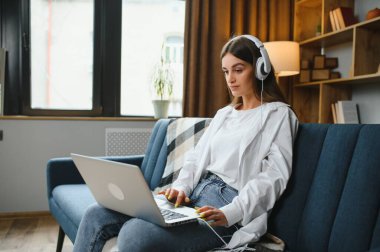 Neşeli, çekici bir insanın uzun bir portresi. Oturup netbook okuyarak evde çalışmanın keyfi yerine geliyor..