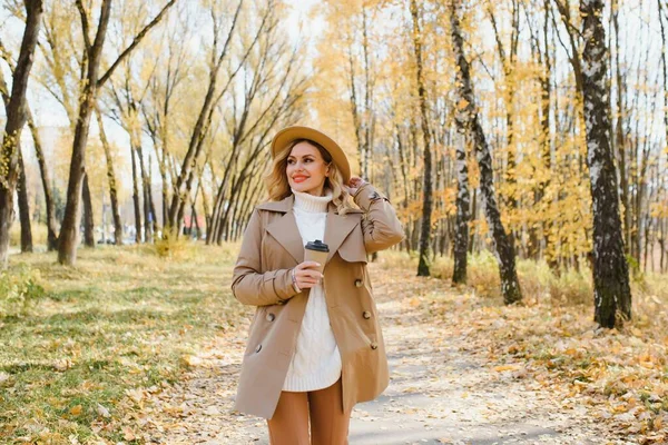 Young Beautiful Woman Holding Cup Coffee Autumn Park — 스톡 사진