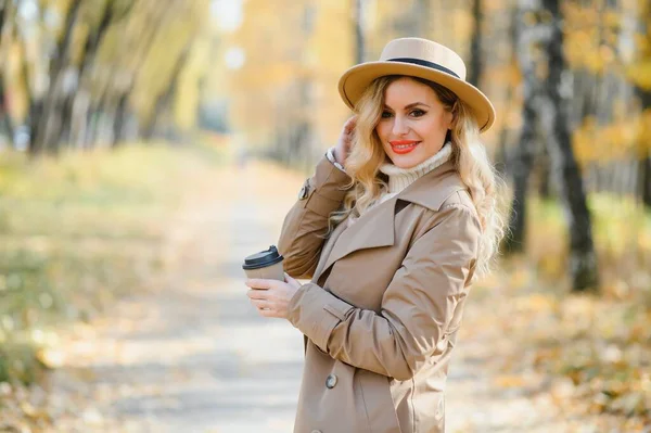 Jolie Jeune Femme Avec Tasse Café Dans Parc Automne — Photo