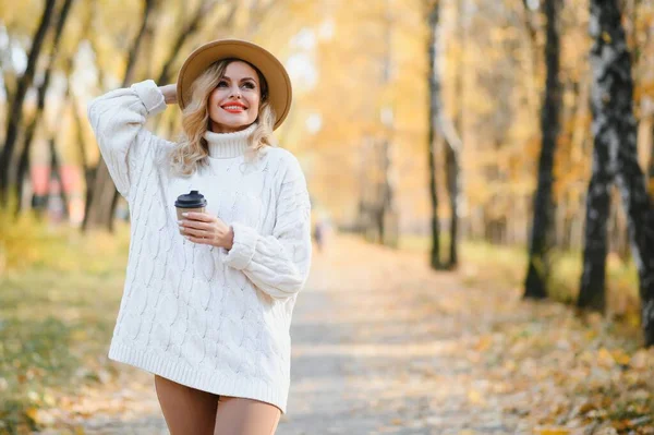 Kahve Fincanı Sonbahar Parkta Olan Genç Güzel Kadın — Stok fotoğraf