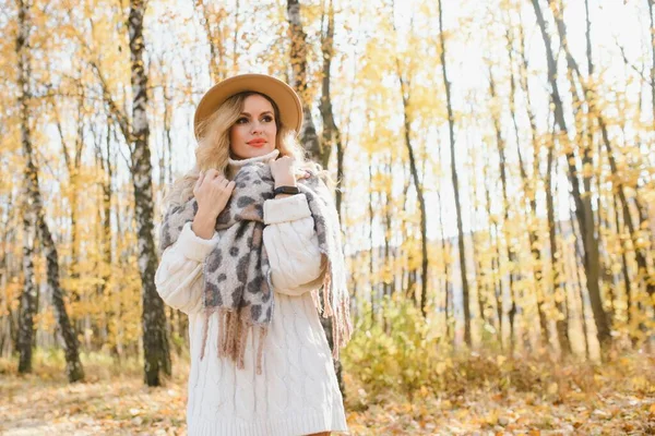 Young Beautiful Woman Holding Cup Coffee Autumn Park — 스톡 사진