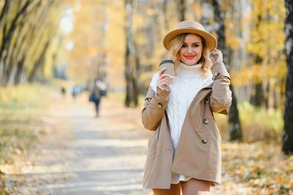 Young Beautiful Woman Holding Cup Coffee Autumn Park — ストック写真