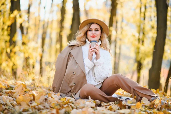 Young Beautiful Woman Holding Cup Coffee Autumn Park — 스톡 사진