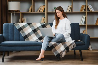 Neşeli, çekici bir insanın uzun bir portresi. Oturup netbook okuyarak evde çalışmanın keyfi yerine geliyor..