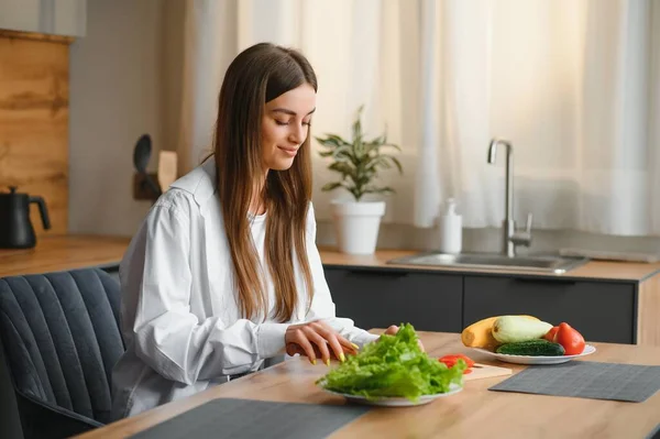 Mulher Bonita Está Preparando Salada Legumes Cozinha Comida Saudável Salada — Fotografia de Stock