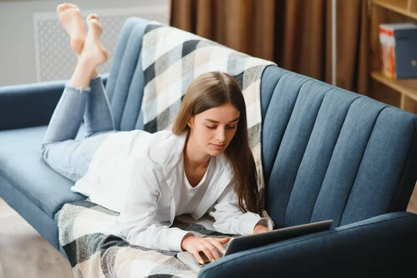 Freelancer Werkt Laptop Thuis Leggen Comfortabele Beige Sofa — Stockfoto