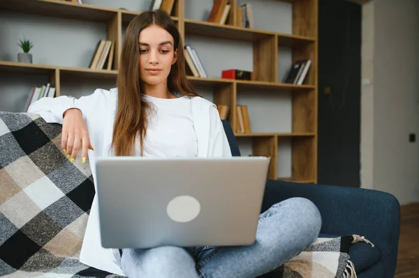 Intera Lunghezza Ritratto Allegra Persona Affascinante Sedersi Tenere Netbook Navigazione — Foto Stock