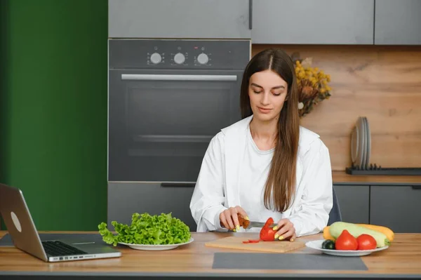 Athletic Woman Blogger Nutritionist Prepare Salad Fresh Vegetables Conducts Video — Fotografia de Stock