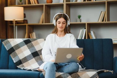 Neşeli, çekici bir insanın uzun bir portresi. Oturup netbook okuyarak evde çalışmanın keyfi yerine geliyor..