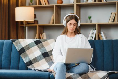 Neşeli, çekici bir insanın uzun bir portresi. Oturup netbook okuyarak evde çalışmanın keyfi yerine geliyor..