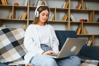 Neşeli, çekici bir insanın uzun bir portresi. Oturup netbook okuyarak evde çalışmanın keyfi yerine geliyor..