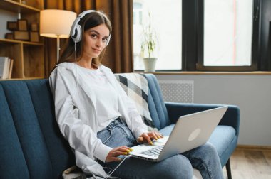 Neşeli, çekici bir insanın uzun bir portresi. Oturup netbook okuyarak evde çalışmanın keyfi yerine geliyor..