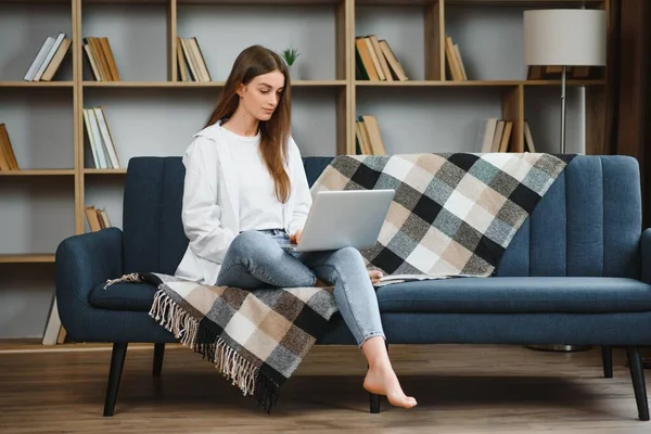 Lächelnde Junge Frau Mit Laptop Auf Der Couch Hause Sitzen — Stockfoto