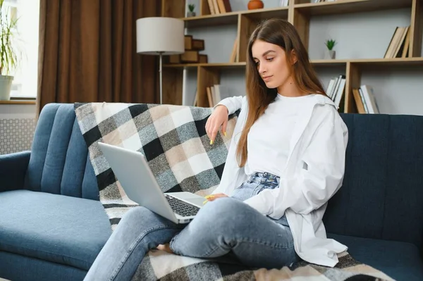 Volledige Lengte Portret Van Vrolijke Charmante Persoon Zitten Hold Netbook — Stockfoto