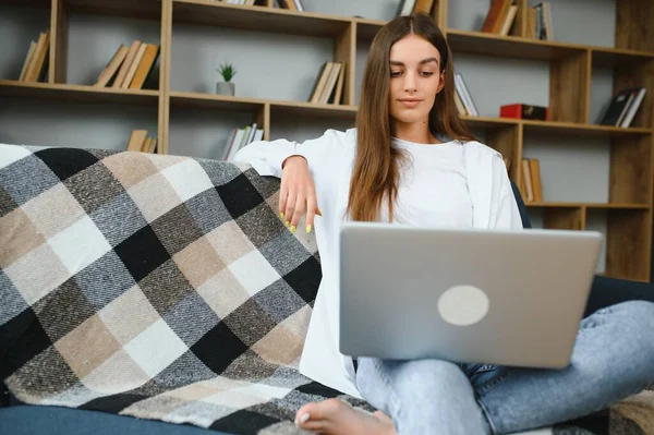 Sorridente Attraente Giovane Donna Seduta Sul Divano Utilizzando Laptop Comunicare — Foto Stock