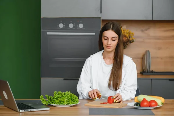 Uma Mulher Assiste Cozinhar Canais Cozinhar Uma Salada Casa Ela — Fotografia de Stock
