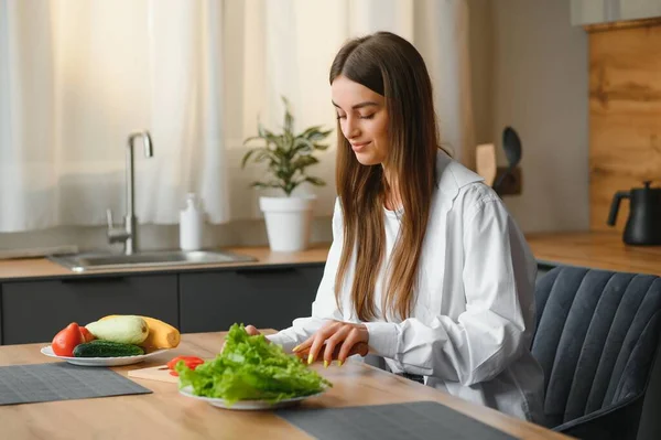 Feliz Sorrindo Mulher Bonito Está Preparando Uma Salada Vegan Saudável — Fotografia de Stock