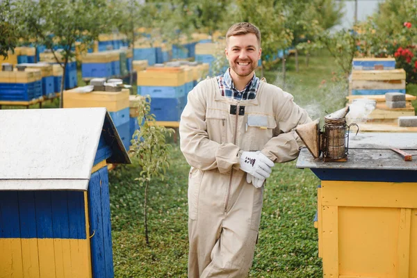 Εργαλεία Του Μελισσοκόμου Πάντα Για Έναν Μελισσοκόμο Δουλέψει Μέλισσες Καπνιστής — Φωτογραφία Αρχείου