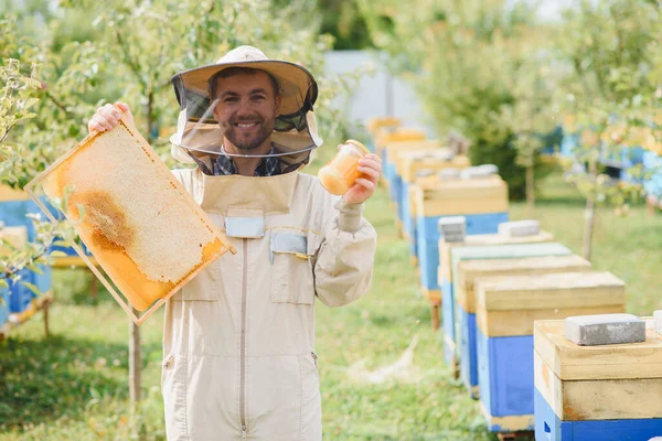 Biodlaren Hämtar Honung Biodlingskoncept — Stockfoto