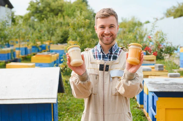 Μελισσοκόμος Στο Μελισσοκομείο Μελισσοκόμος Δουλεύει Μέλισσες Και Μελίσσια Στο Μελισσοκομείο — Φωτογραφία Αρχείου