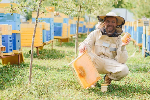 Pszczelarz Sprawdzający Klatkę Plastra Miodu Pasiece Letni Dzień Człowiek Pracujący — Zdjęcie stockowe