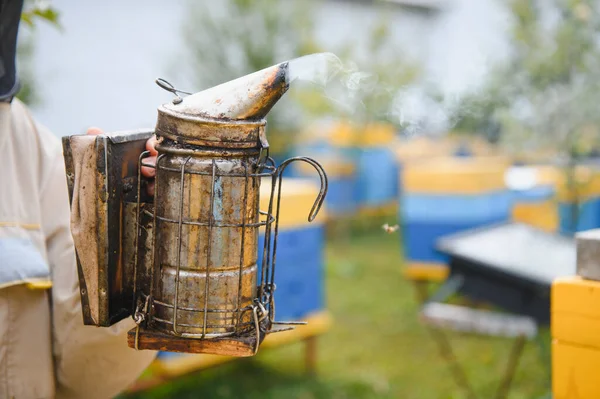 養蜂家の道具だ 養蜂家が蜂と一緒に働くためのすべて 喫煙者 彫刻家 ミツバチからの保護のための養蜂家のスーツ 養蜂のための機器 養蜂のコンセプトを維持 — ストック写真