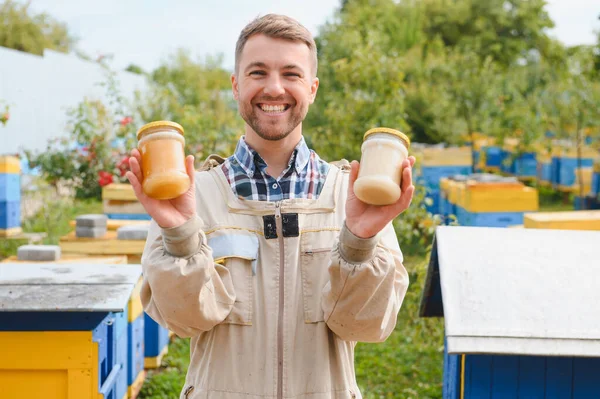 養蜂家は蜂蜜を採集する 養蜂の概念 — ストック写真