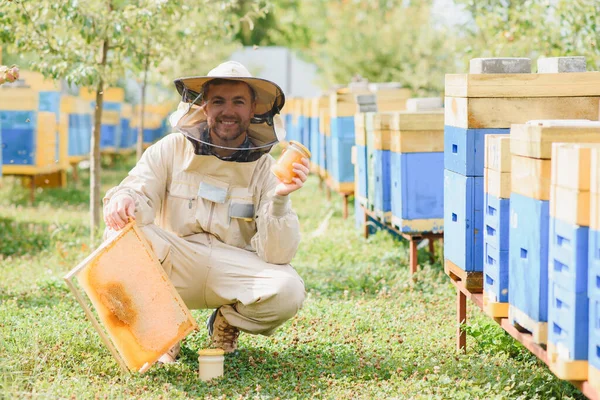 Biodlaren Hämtar Honung Biodlingskoncept — Stockfoto