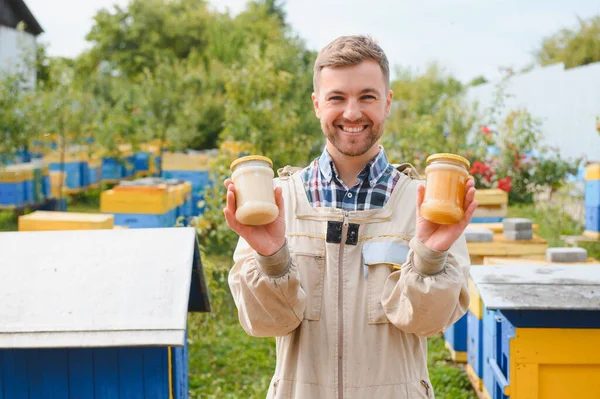 杏仁罐装蜂蜜的养蜂人 — 图库照片